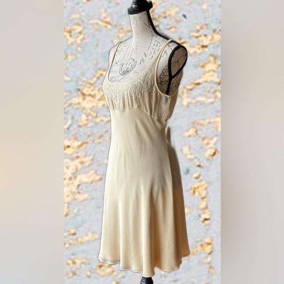 TAHARI 100% Silk Camisole Dress & Slip (6) Note: a few small nicks on rear hem - Picture 4 of 13